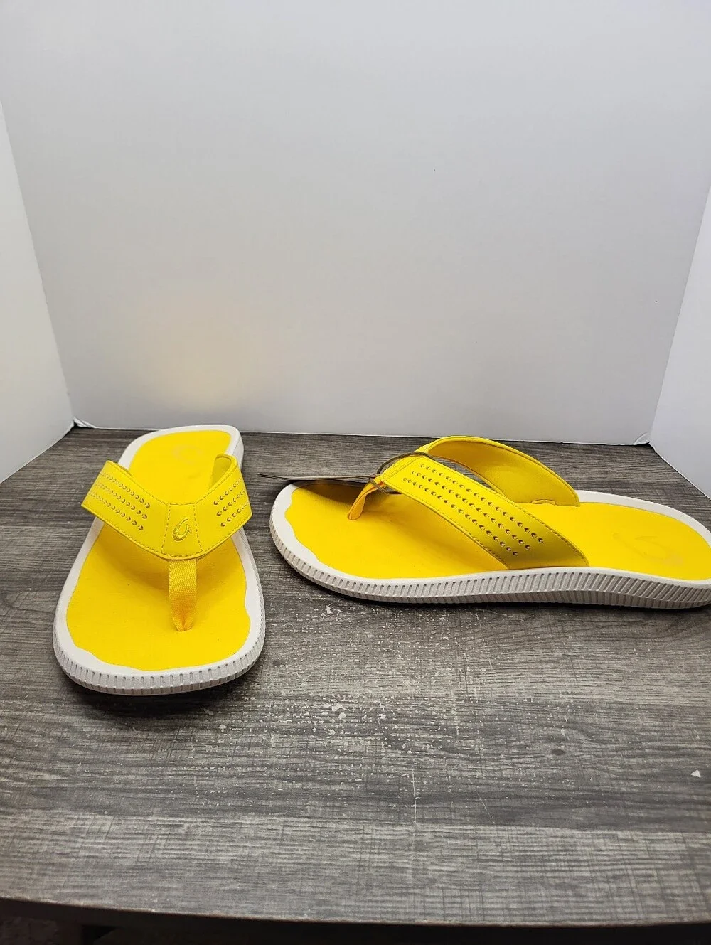 OluKai Ulele Water Ready Beach Sandals Yellow HibiscusComfort Men's Size 12 New